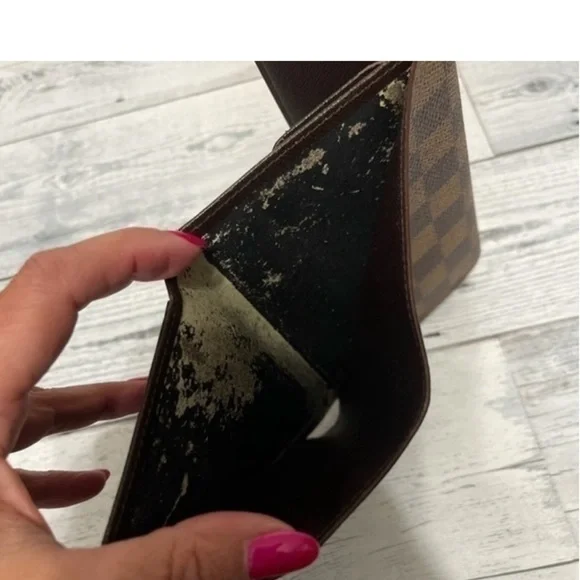 LOUIS VUITTON DAMIER PORTE-TRESOR
PAPIER WALLET - Picture 11 of 11